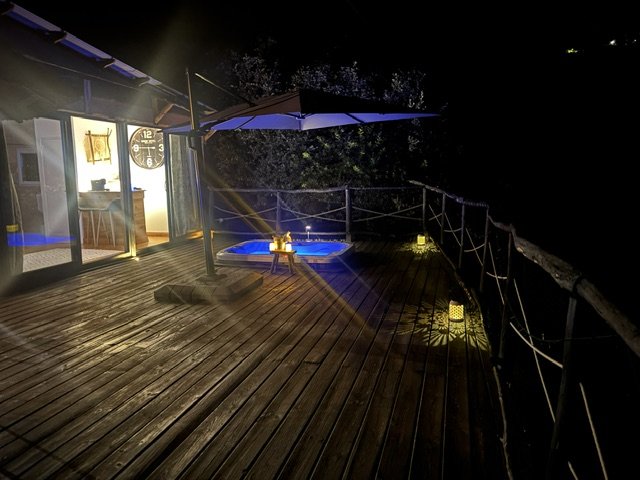 Terrasse de nuit lodge insolite en Provence
